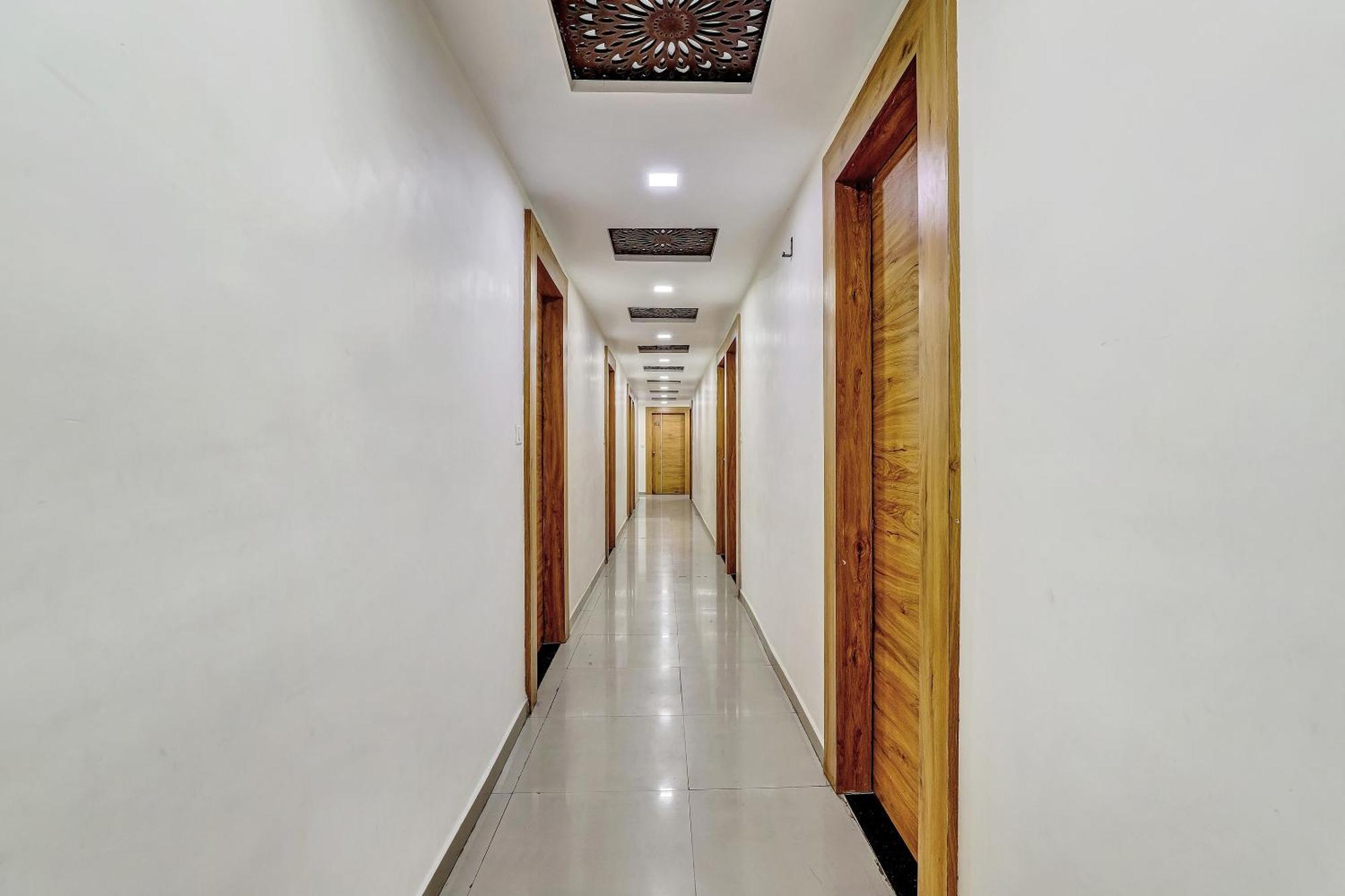 Capital O Maple View Otel Naroda Dış mekan fotoğraf